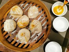鲜肉小笼-老半斋(福州路店)