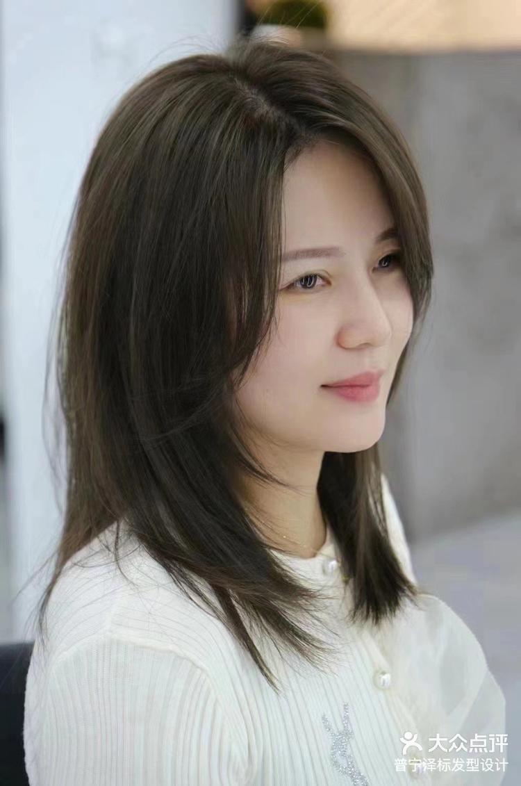 普宁泽标发型设计 4月22日 22:36 关注 层次感碎发 层次感碎发,演绎
