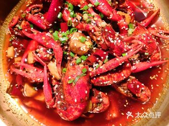 特别是油焖虾 色香味俱全，龙虾鲜美 肥而不腻