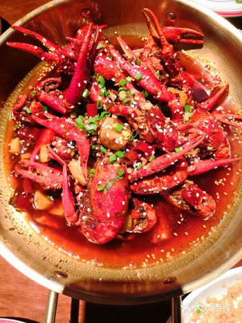 特别是油焖虾 色香味俱全，龙虾鲜美 肥而不腻