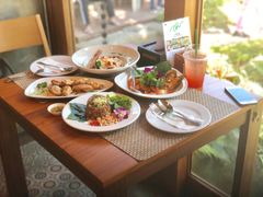 -Chom Cafe and Restaurant