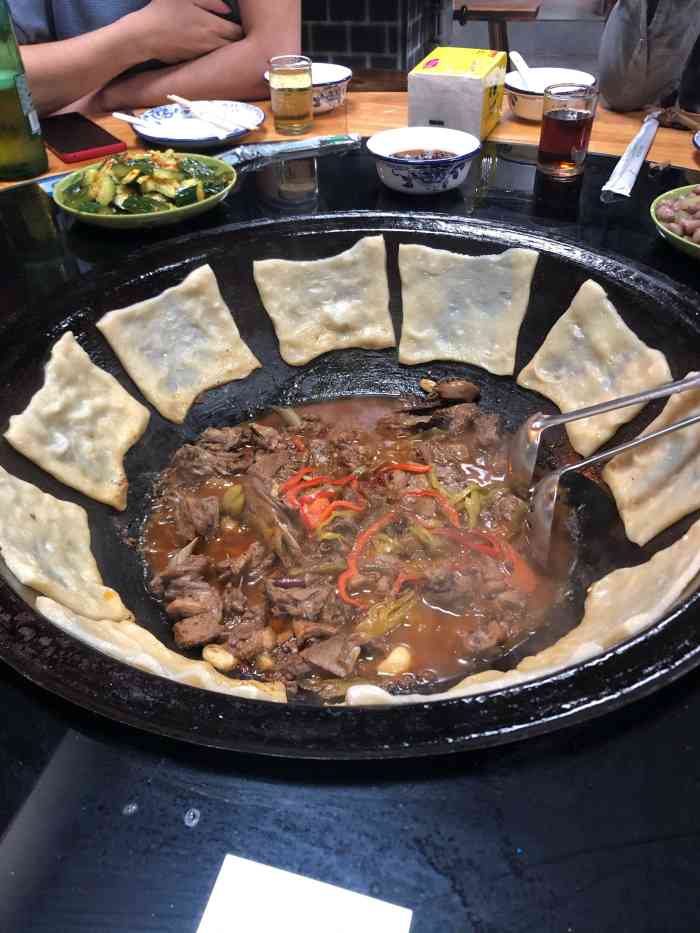 小两口地锅鸡-"鸡的份量很足 我们三个人点了店里最小的份.