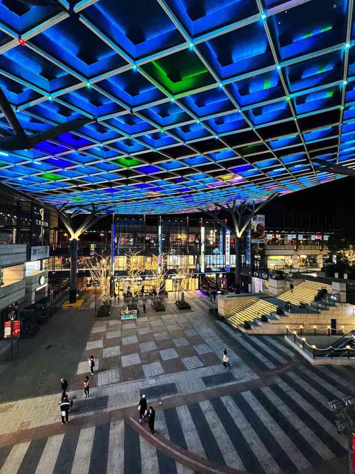 正大乐城(徐汇店)-"也是种比较敞开式的商场,主要是吃的,商家.