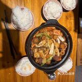 《王朴朴红油鸡公煲：味蕾与情怀的双重盛宴》 