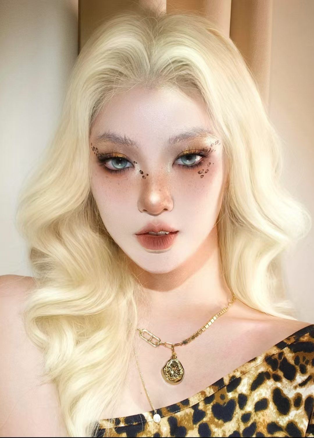 这个金棕豹纹妆!