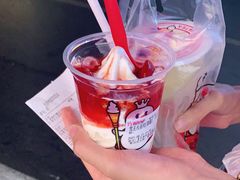 草莓雪王大圣代-蜜雪冰城·冰淇淋与茶(长郡中学店)