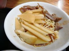 -松树干拌面店