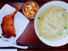 白汤烤鸭腿面-百年老字号·观振兴蟹黄面·三虾面·苏式面(观前街富仁坊巷店)