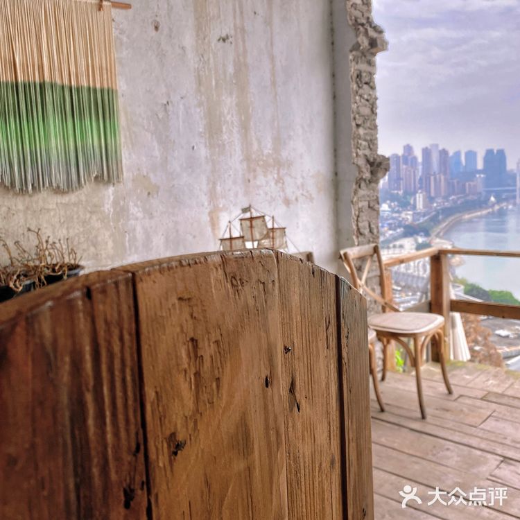 荒芜中的诗情画意