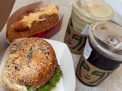 -小镇影院迪士尼小熊Duffy与他的朋友合影地