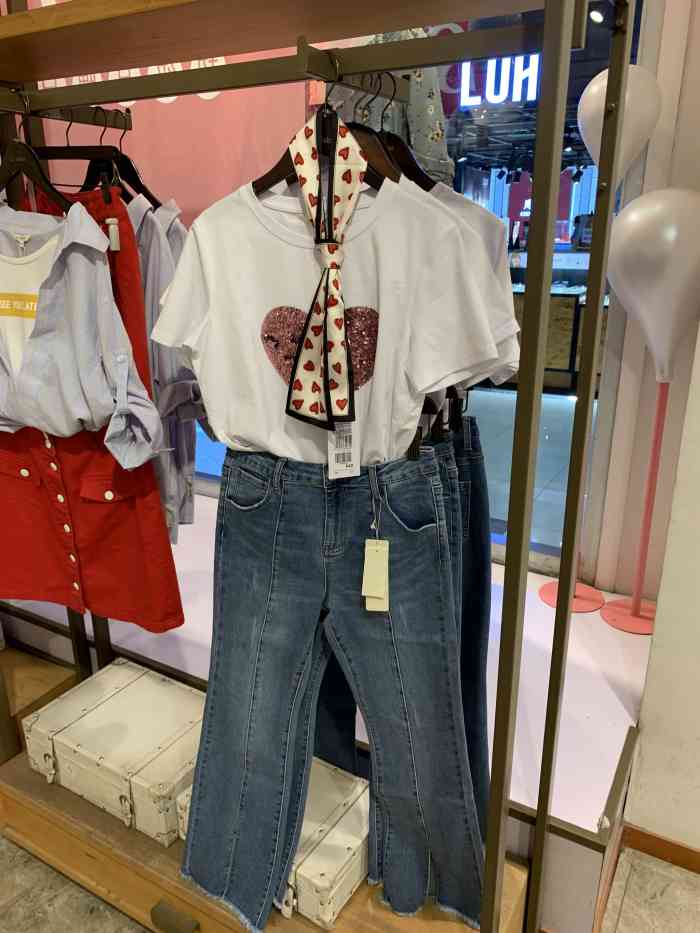 西美花街一楼服饰品牌图片