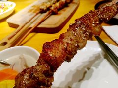 红柳羊肉串-阿里家·新疆烤肉酒場 by MIG