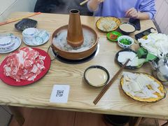 -洞庭洲·防空洞火锅·铜锅涮肉·烧烤(新百广场店)