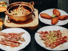 -何妹湿辣牛肉·粤式烧烤砂煲(桂雅路店)