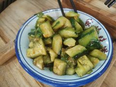 蒜泥黄瓜-三里屯土灶炖公鸡地锅鸡(江东店)