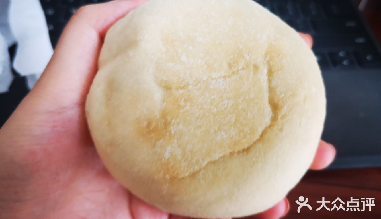 店里还专门有一款只有冰面包皮的「浮云包」