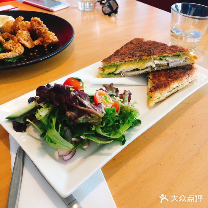 Cafe 153烤鸡肉牛油果三明治图片