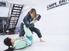 -菠萝格斗巴西柔术训练馆