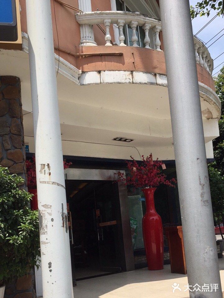 到店外面看到外面环境真的不是很想去，到了店内环境也不咋
