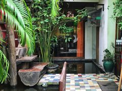 -Cuc Gach Quan Restaurant