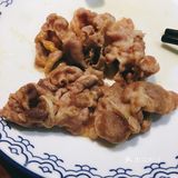 没有那么清爽。店面中间有个自助调料台
