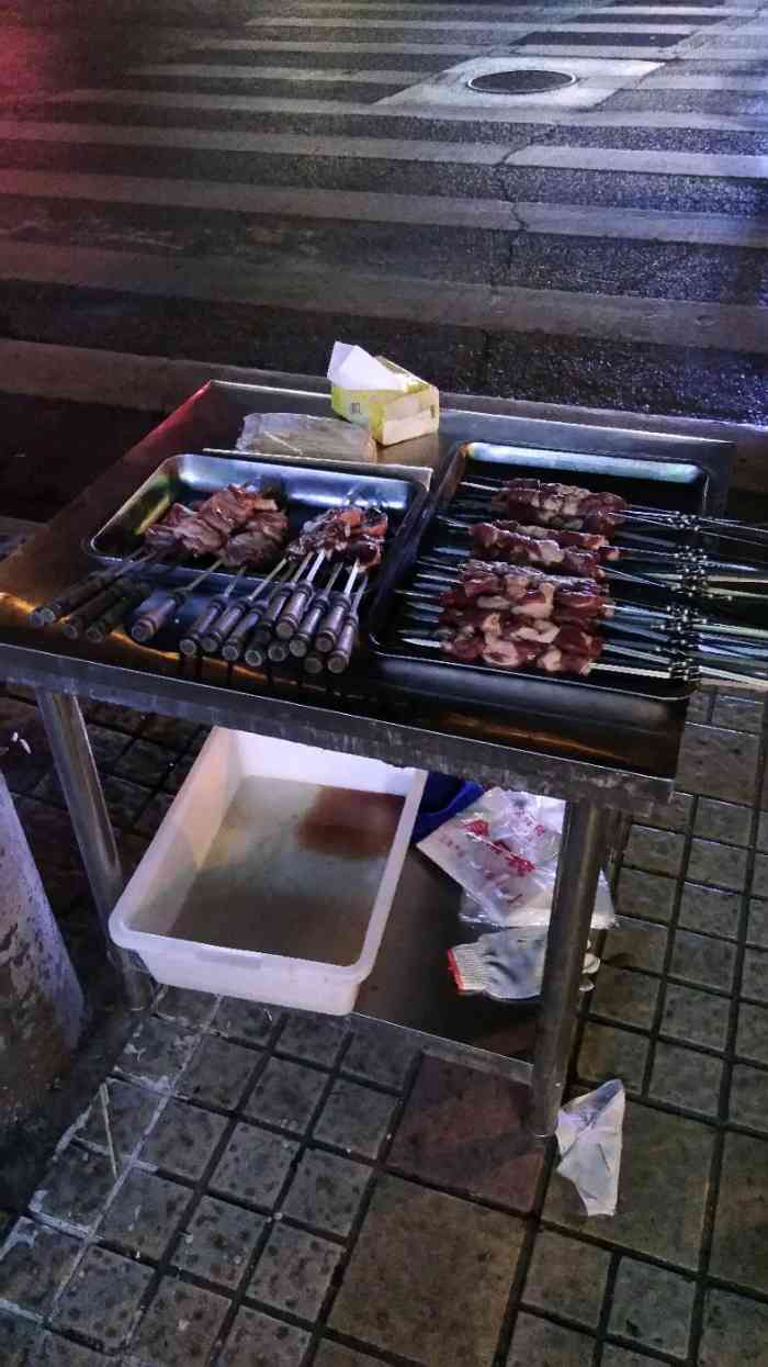 羊肉串生意非常好,每天路过都在排队
