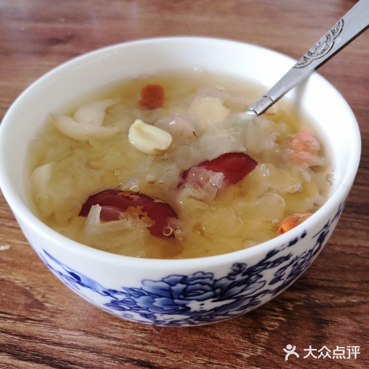 桃胶皂角米雪燕粥