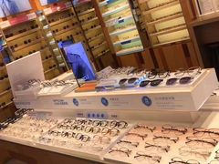 -LOOK眼镜·蔡司依视路配镜(宝山万达店)