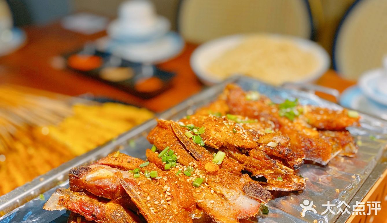 来一口是外皮酥脆,而且羊肉鲜嫩!是我喜欢的味道!