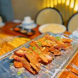 来一口是外皮酥脆,而且羊肉鲜嫩!是我喜欢的味道!