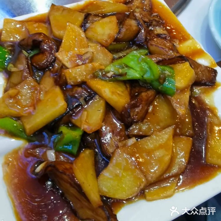 东北特色铁锅炖：一次独特的味蕾之旅