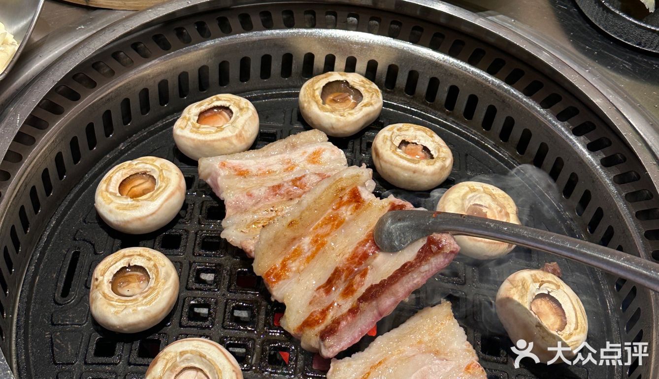 现在的烤肉店真的在玩一种很新的东西…