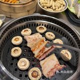 现在的烤肉店真的在玩一种很新的东西…