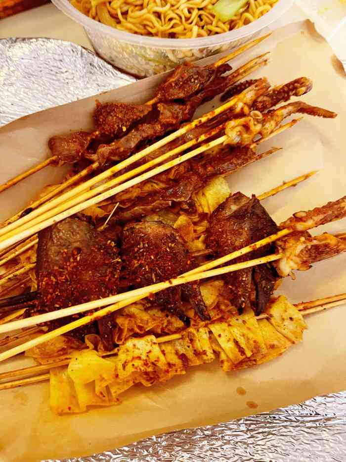 赵大喇叭新派炸串-"[薄荷]环境:儿童年代怀旧风,装修简单.