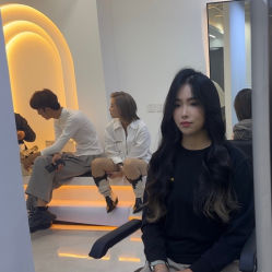 -V7 HAIR SALON