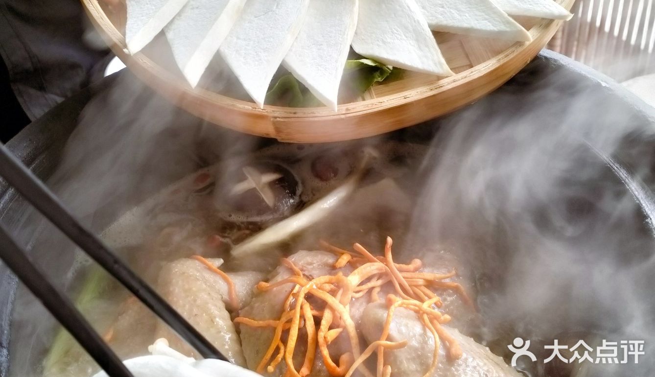 吸氧式干饭！古风庭院慢炖铁脚麻鸡香疯了