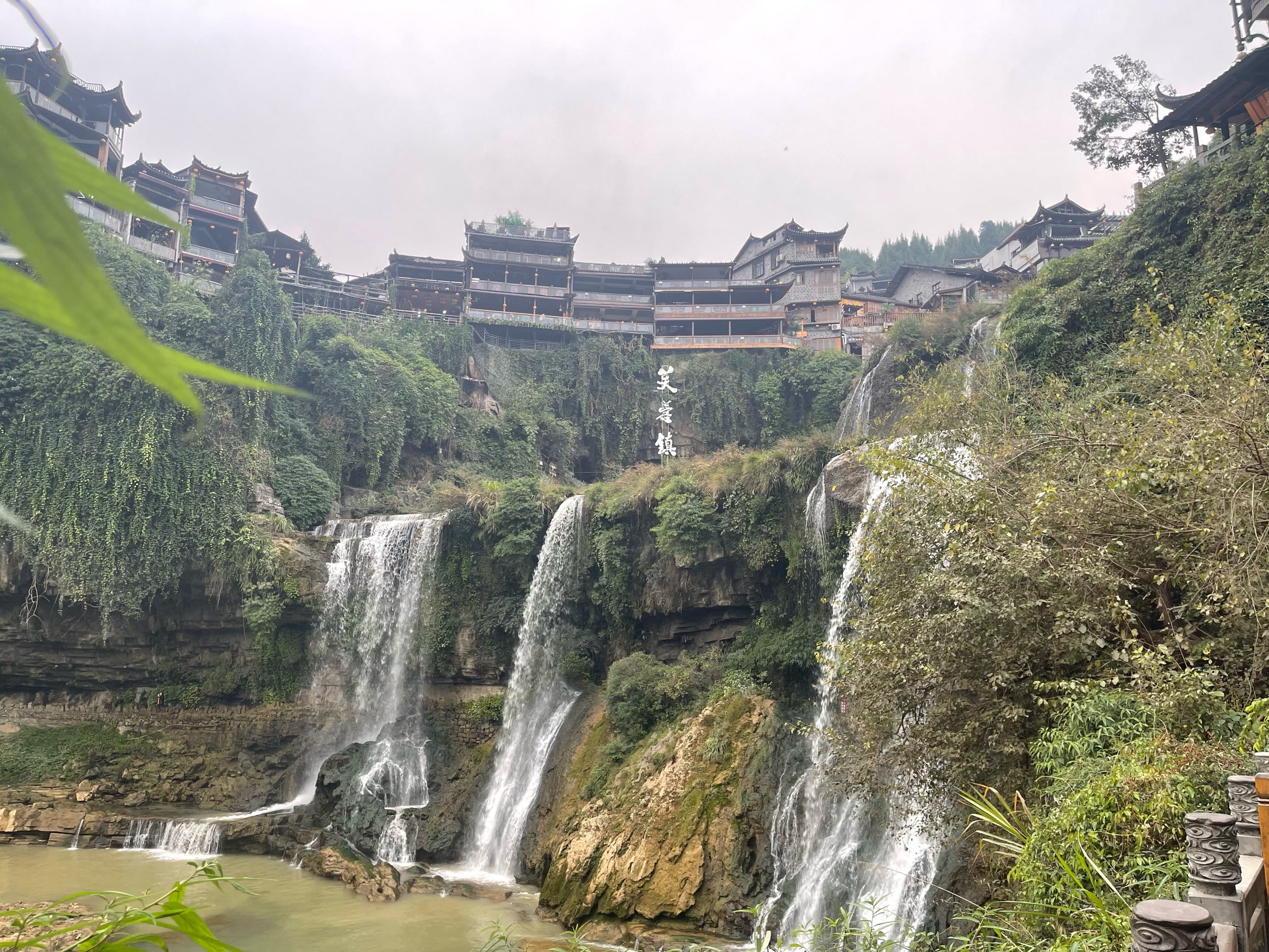 玉树龙西寺土登瀑布图片