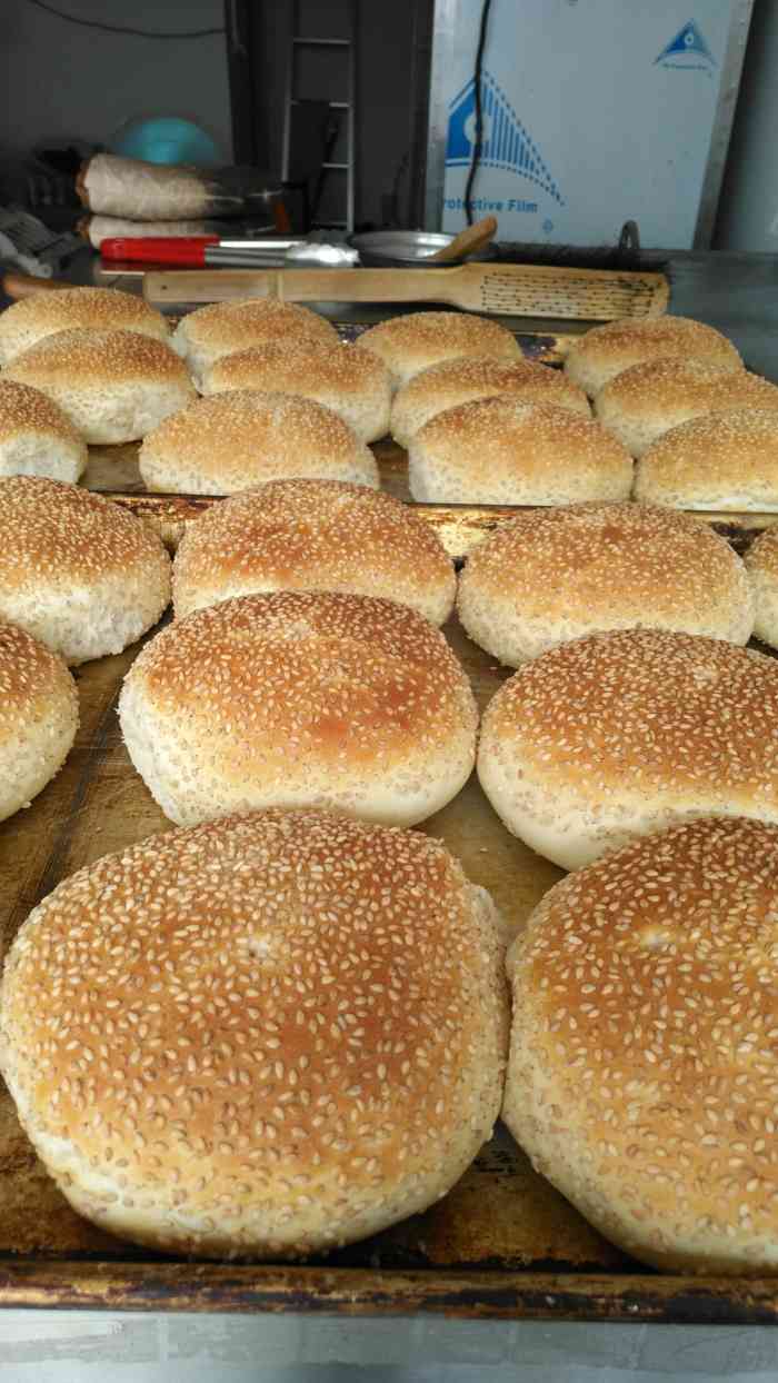 芝麻火烧粑-"在老街区里面～芝麻饼有甜有咸的～卖的蛮好.