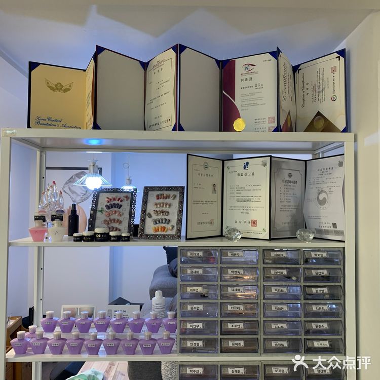烫之前会贴上胶，防止药水沾到皮肤