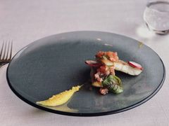香煎海鲈鱼配鹰嘴豆酱和番茄沙拉-北京金融街丽思卡尔顿酒店·意味轩 Cepe