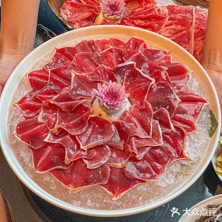 来重庆旅游的宝子听劝!一定要看轻轨吃火锅!