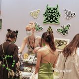 有趣！一个必须穿🟢或⚫️⚪️才能入场的展览