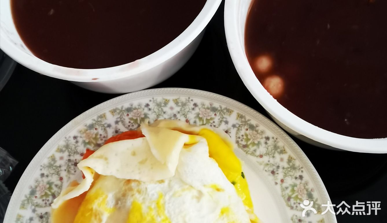 双蛋饼加里脊,豆沙小圆子,鲜肉馄饨,简单的午餐就这样