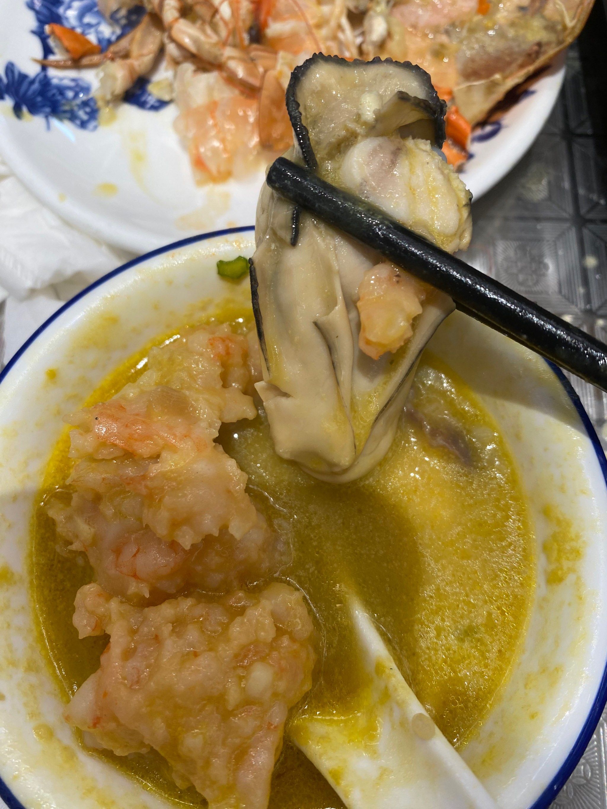 吃着饭,隔壁桌的生猛虾从锅里跳出来扑腾