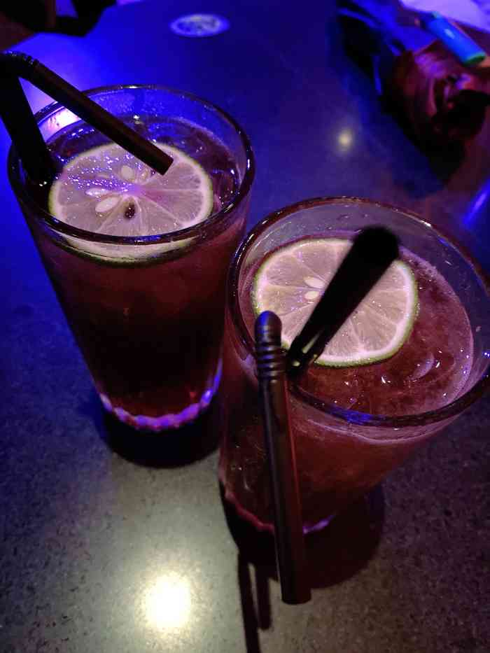 club viva-"据说这里是深圳最热的酒吧街 就在购物公园.