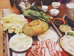 -洞庭洲·防空洞火锅·烧烤·铜锅涮肉(新百广场店)