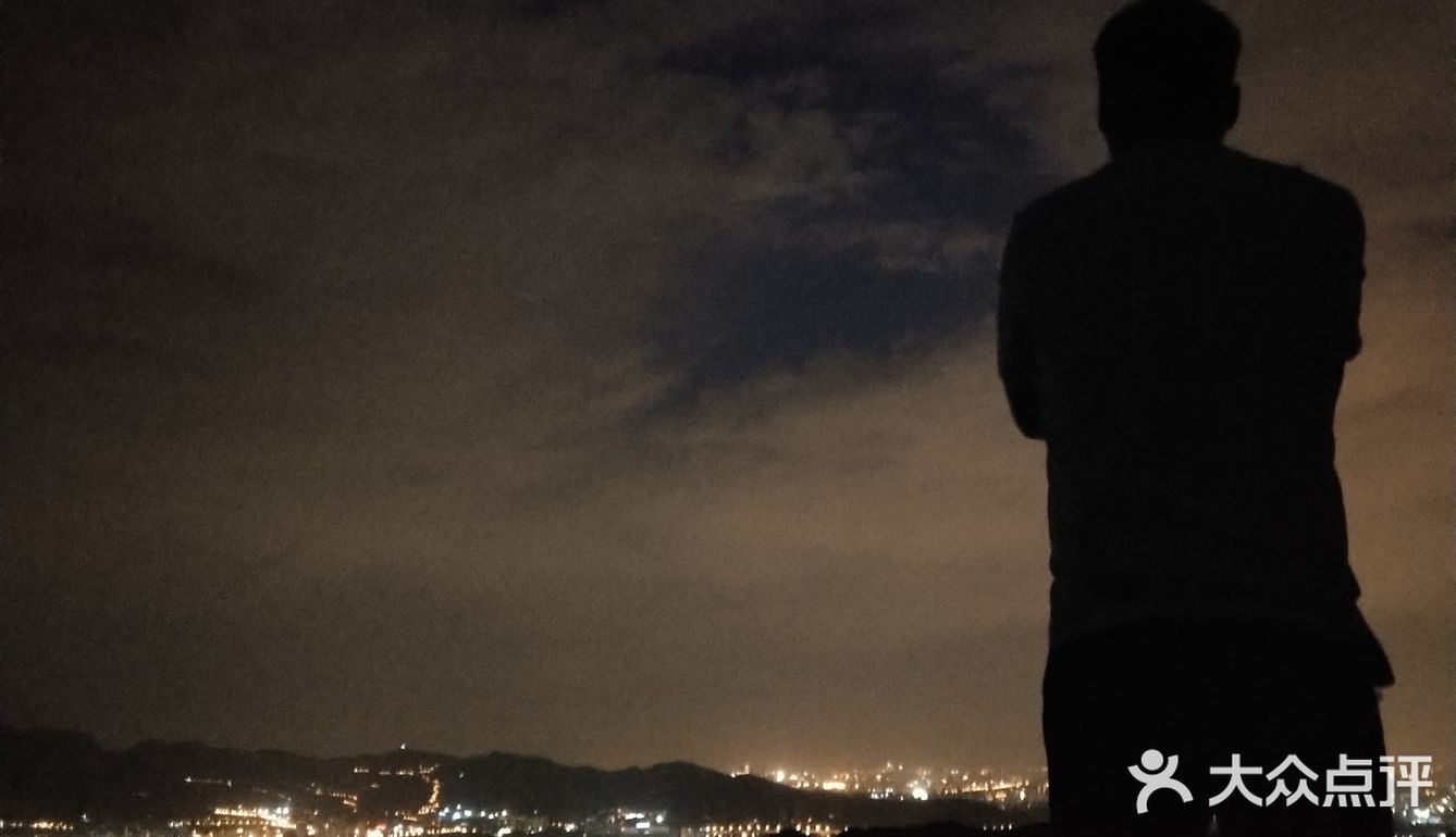 没到定都阁，中门寺上去，在去赵家洼的路上，好几个平台