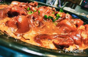 Braised Pork Trotter in Clay Pot