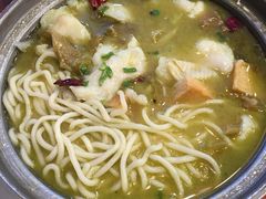 石锅酸菜鱼-周鱼小馆石锅酸菜鱼(活力汇店)