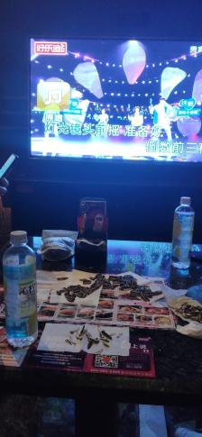 周末在大悦城吃饭,因为朋友几个都好久没唱歌了,于是订了好乐迪的乐乐